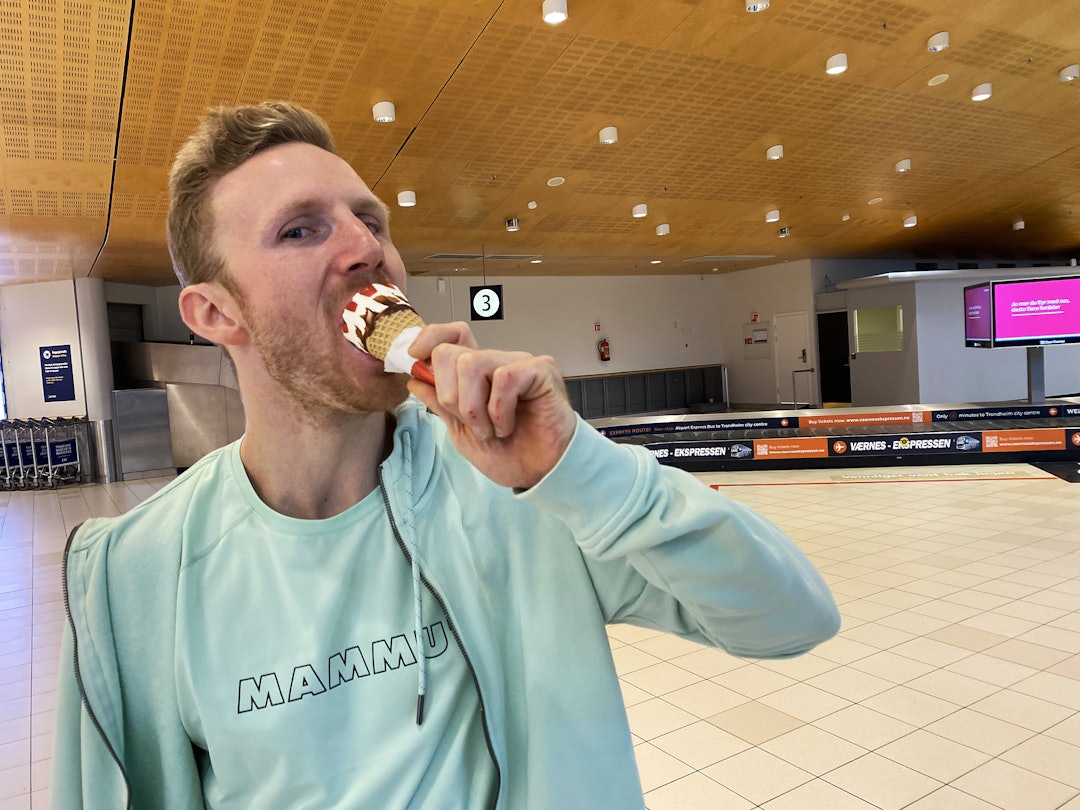 VEL FORTJENT: Jakob Schubert spiser perseis på flyplassen Værnes utenfor Trondheim, noen dager etter at han klatret Project Big i Flatanger og ga ruta grad 9c. Godkjent perseis kan man vel hevde. Foto: Tore Meirik