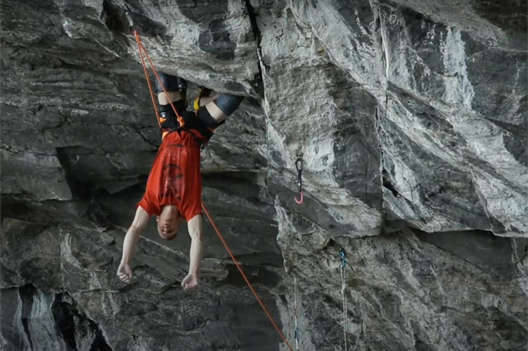 HVIL: 40 meter over bakken hviler Jakob Schubert armene ved å henge etter beina. Foto: Skjermdump fra Youtube