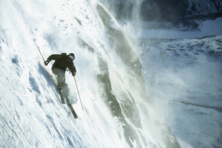 MYTEN: Shane McConkey tar seg ned en argbratt fjellsiden i Haines, Alaska. Foto: Ulrich Grill / Red Bull Content Pool