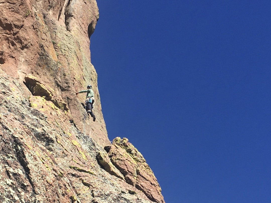mann klatrer på fjellvegg i USA