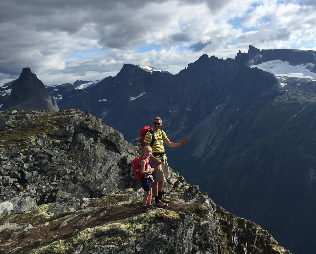 LUFTIG: Peder og Helle nyter det vanvittige synet mot fjell og fjord. Her på eggen må barn passes godt på, flere steder er det rett ned! blånebba med barn