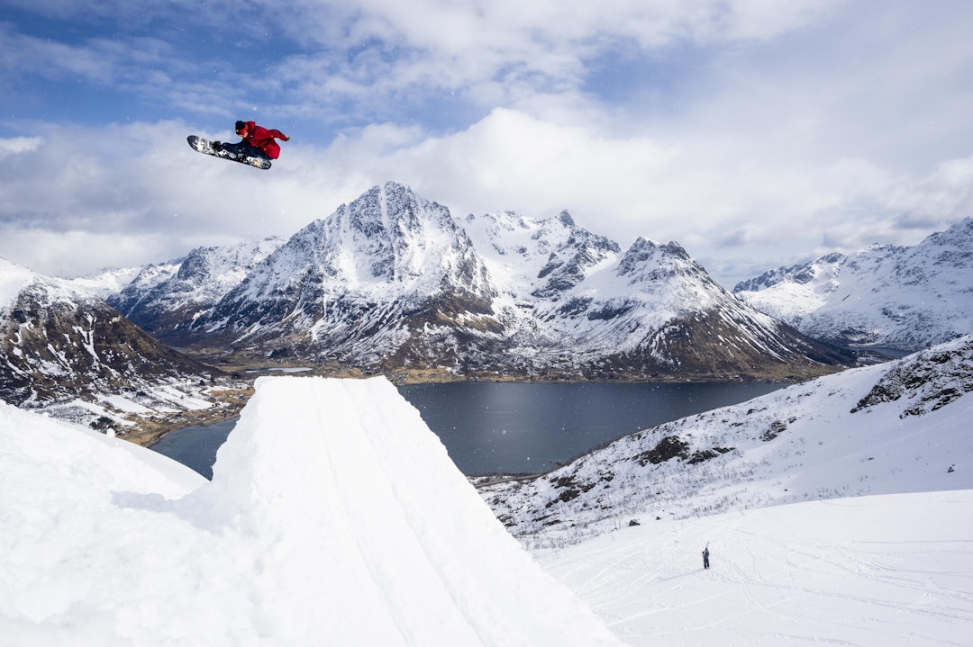 UTSIKT: Man er garantert noen spektakulære bilder med Lofoten natur i bakgrunn. Her svever Mons Røisland. Foto: Chris Holter UTSIKT: Man er garantert noen spektakulære bilder med Lofoten natur i bakgrunn. Her svever Mons Røisland. Foto: Chris Holter