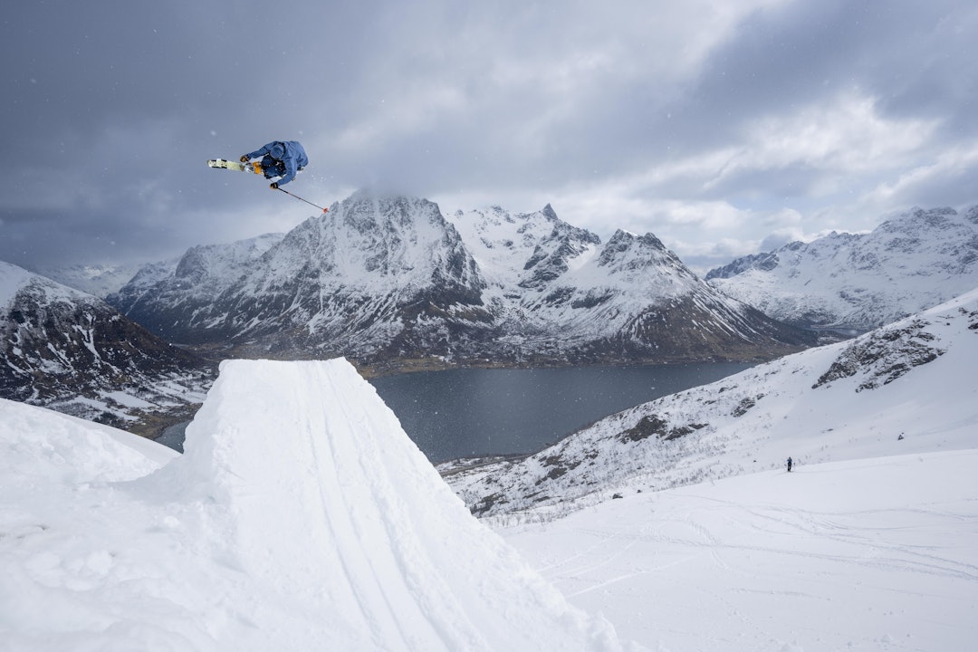 BACKCOUNTRY JIBB: Nummedal er en erfaren freeskier og sliter ikke med å overføre triksa til utenfor løypene. Foto: Chris Holter