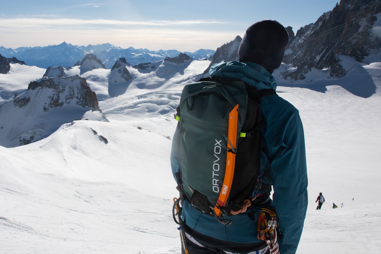 TESTET: Ravine er blant sekke-nyhetene fra tyske Ortovox denne sesongen. Vi testet sekken på en rekke skiturer forrige sesong. Her fra Vallee Blanche i Chamonix. Foto: Siv-Elin Skogen