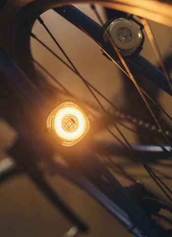 BLINKLYS: Lumos Firefly-lyktene gjør noe som de fleste sykkellys ikke kan. Vi har brukt konseptlysene som ble startet via en Kickstarter-kampanje over flere uker. Foto: Kristoffer H. Kippernes. lumos firefly test lys