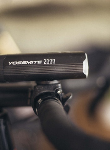 KOMPAKT OG SUPERKRAFTIG: Biltema-lykten leverer helt absurd mye lys hvis du tar prisen i betraktning. Men det er noen detaljer som ikke når helt til toppen i våre vurderinger. Foto: Kristoffer H. Kippernes. biltema sykkellys