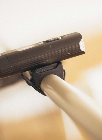 KOMPAKT STYRELYS: Asaklitt-lykten fra Clas Ohlson kan gi deg lys på sykkelturen for en ganske så rimelig penge. Foto: Kristoffer H. Kippernes. clas ohlson sykkellys