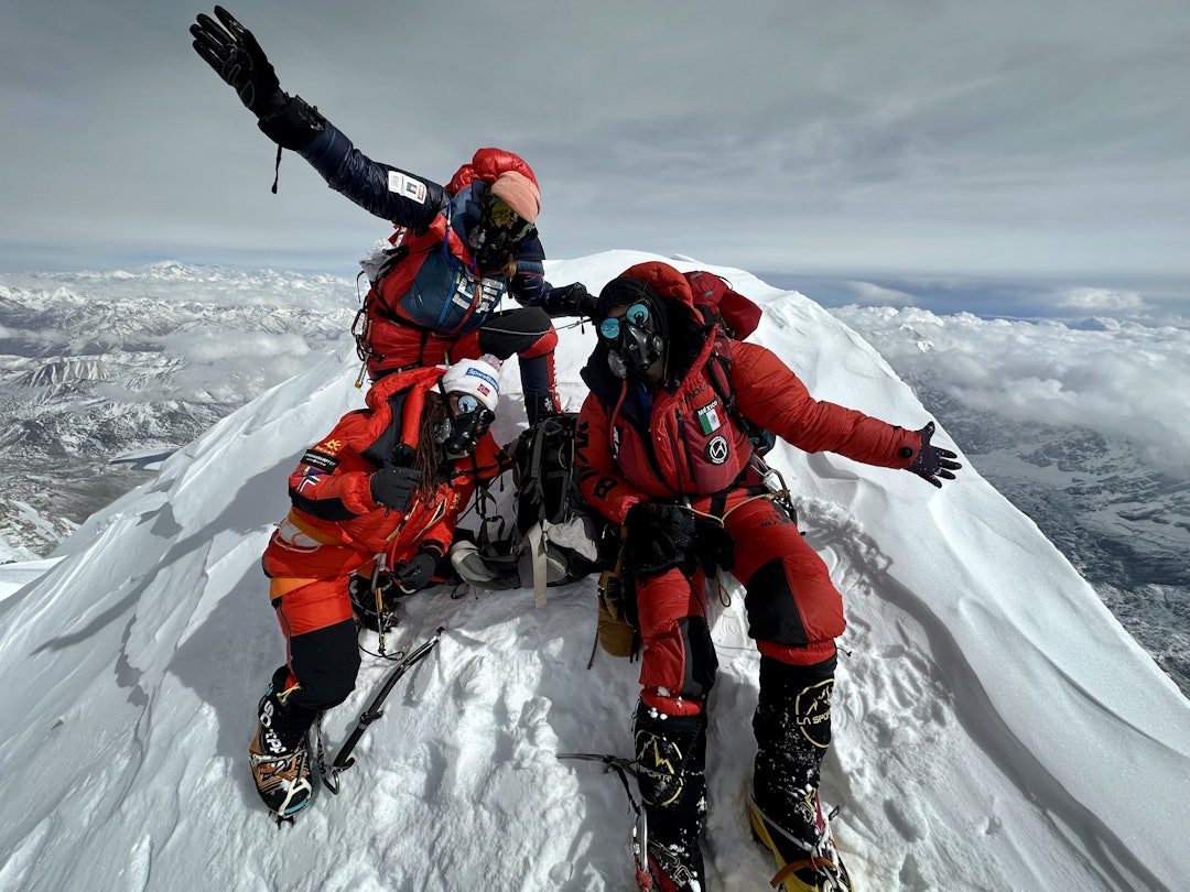 ULYKKESFJELLET: Her er Kristin Harila, Tenjen Lama Sherpa og Matias Myklebust fra Field productions på Shishapangma i april i år. Foto: Privat ULYKKESFJELLET: Her er Kristin Harila, Tenjen Lama Sherpa og Matias Myklebust fra Field productions på Shishapangma i april i år. Foto: Privat