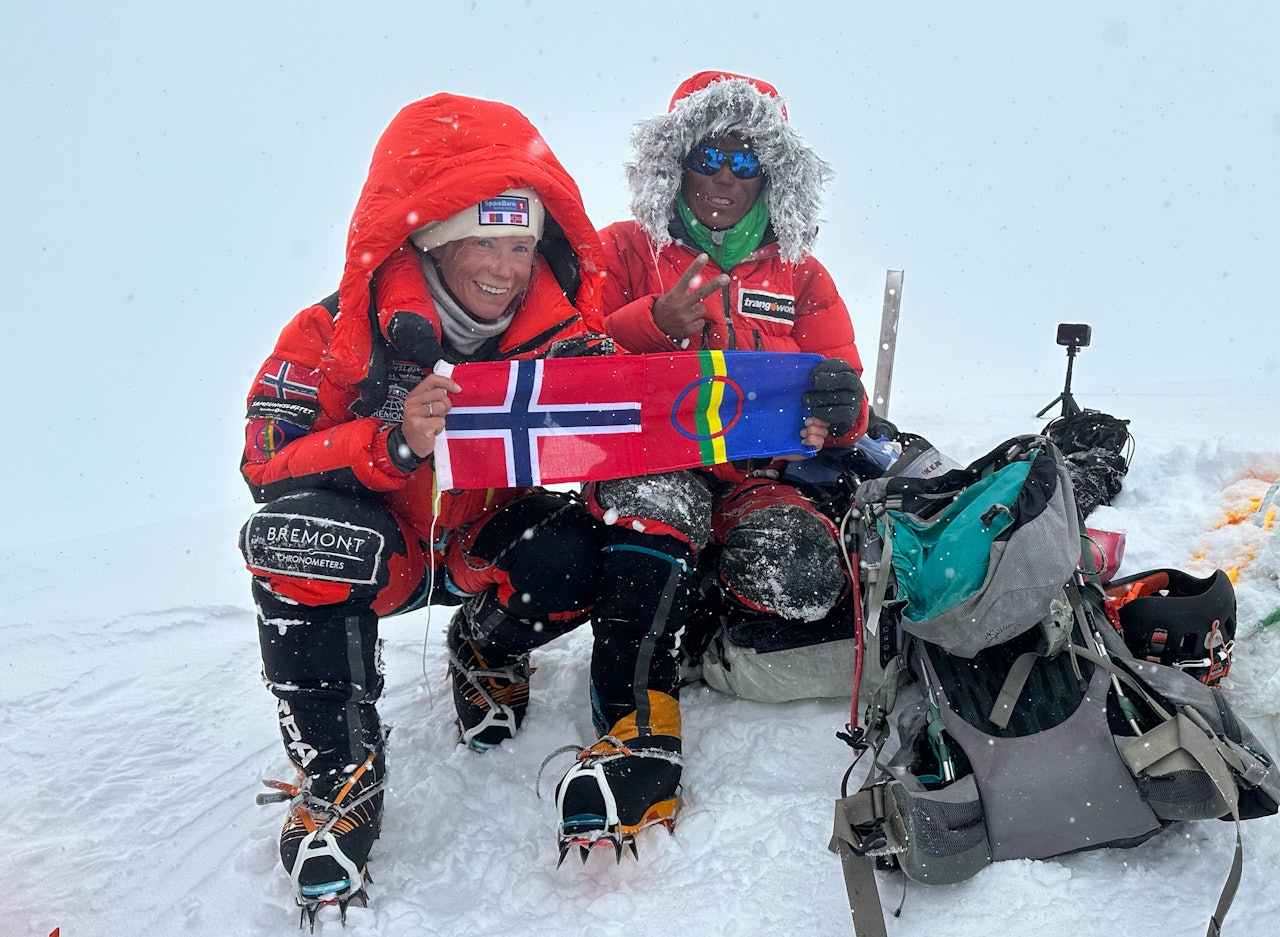 OMKOMMET: Verdensrekordholder Tenjen Lama Sherpa er død etter et snøskred på Shishapangma i Nepal. Her er han sammen med Kristin Harila på K2, sekunder etter at verdensrekorden var i boks. Foto: Kristin Harila OMKOMMET: Verdensrekordholder Tenjen Lama Sherpa er død etter et snøskred på Shishapangma i Nepal. Her er han sammen med Kristin Harila på K2, sekunder etter at verdensrekorden var i boks. Foto: Kristin Harila