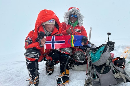 OMKOMMET: Verdensrekordholder Tenjen Lama Sherpa er død etter et snøskred på Shishapangma i Nepal. Her er han sammen med Kristin Harila på K2, sekunder etter at verdensrekorden var i boks. Foto: Kristin Harila