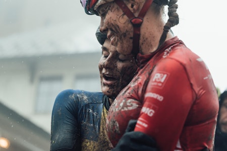BLODSLIT: Som i Snowshoe sist helg, var det svært krevende forhold under verdenscupavslutningen i kanadiske Mont-Sainte-Anne i Quebec. Svenske Jenny Rissveds sparte ikke på noe tross krevende forhold. FOTO: Red Bull Content Pool BLODSLIT: Som i Snowshoe sist helg, var det svært krevende forhold under verdenscupavslutningen i kanadiske Mont-Sainte-Anne i Quebec. Svenske Jenny Rissveds sparte ikke på noe tross krevende forhold. FOTO: Red Bull Content Pool