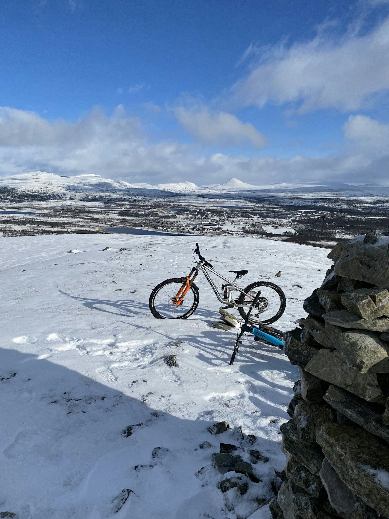 VAKKERT: Fredag 6. oktober kom sesongens første snøfall i Ringebu, og det snødde så pass at det fortsatt lå 10cm nysnø på toppene på Venabygdsfjellet på lørdagen, sier Julia Hamre. Foto: Kjell Arne Høyesveen VAKKERT: Fredag 6. oktober kom sesongens første snøfall i Ringebu, og det snødde så pass at det fortsatt lå 10cm nysnø på toppene på Venabygdsfjellet på lørdagen, sier Julia Hamre. Foto: Kjell Arne Høyesveen