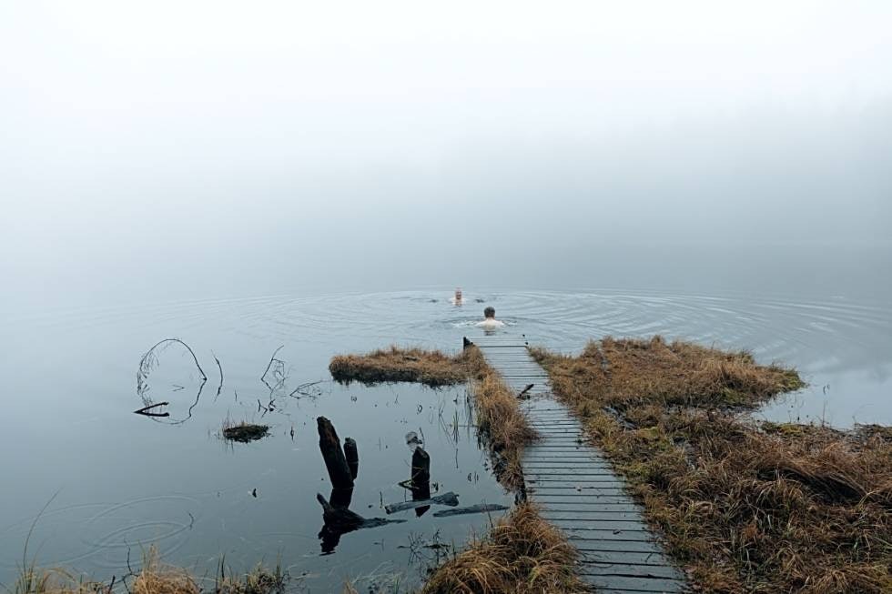 SØNDRE OVANN: De første takene på ditt første kaldbad er en opplevelse du sent vil glemme. På Søndre Ovann i Nittedal kommune holdt vannet mellom fem og syv grader. Foto: Marthe Veian kaldbading søndre ovann