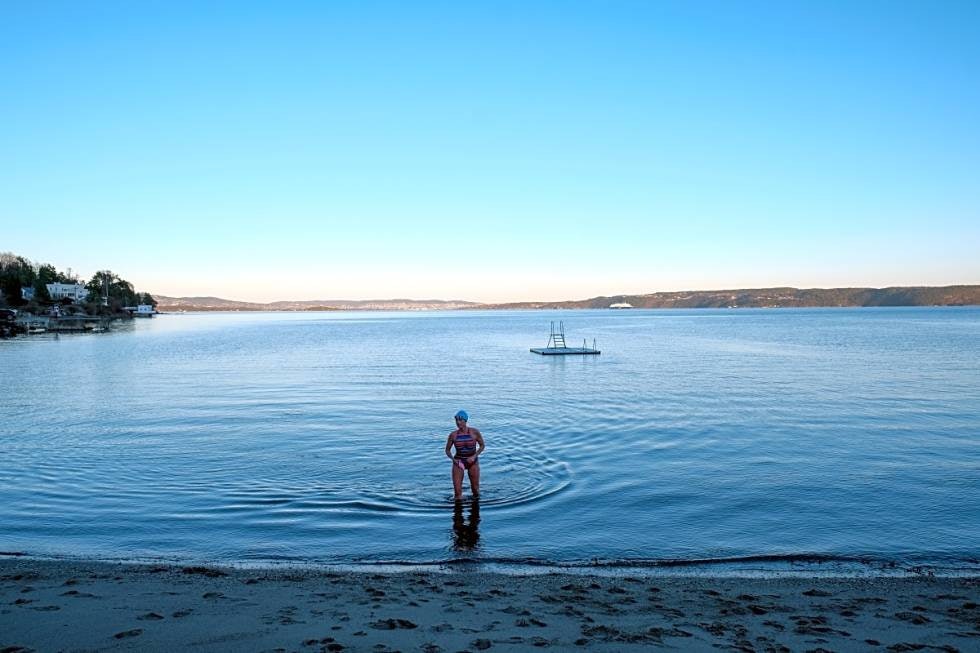 FIN START: Strender som Sjøstrand i Asker er et ideelt sted å starte med vinterbading, på grunn av sine enkle bunnforhold. Foto: Axel Munthe-Kaas Hærland kaldbading vinterbading
