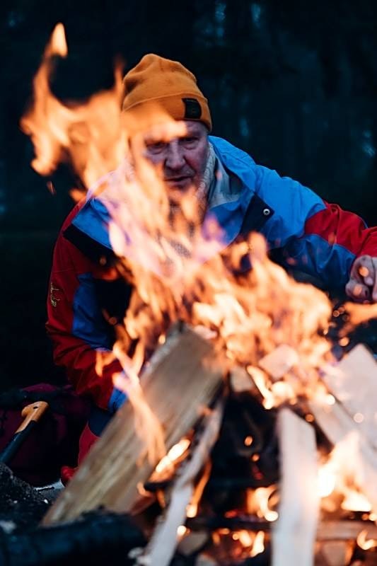 BÅLTENNING: Et varmende bål hever badeopplevelsen til nye høyder. Morten Nygård bruker båltenning som et fast del av ritualet sitt. Foto: Marthe Veian bål isbading