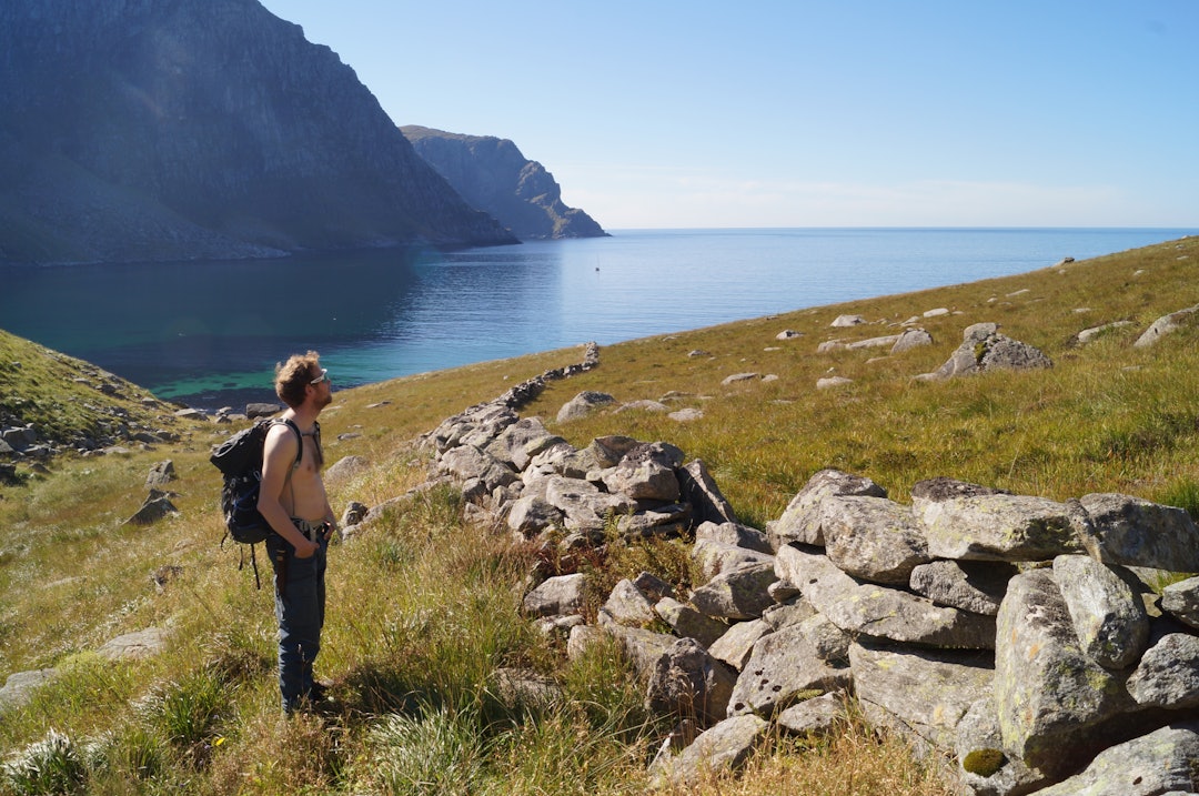 NORGE: Hjemme i Norge ved et steingjerde i utmarka. Her er det bare å passere som du vil. NORGE: Hjemme i Norge ved et steingjerde i utmarka. Her er det bare å passere som du vil. Foto: Miriam Kristina Mykjåland