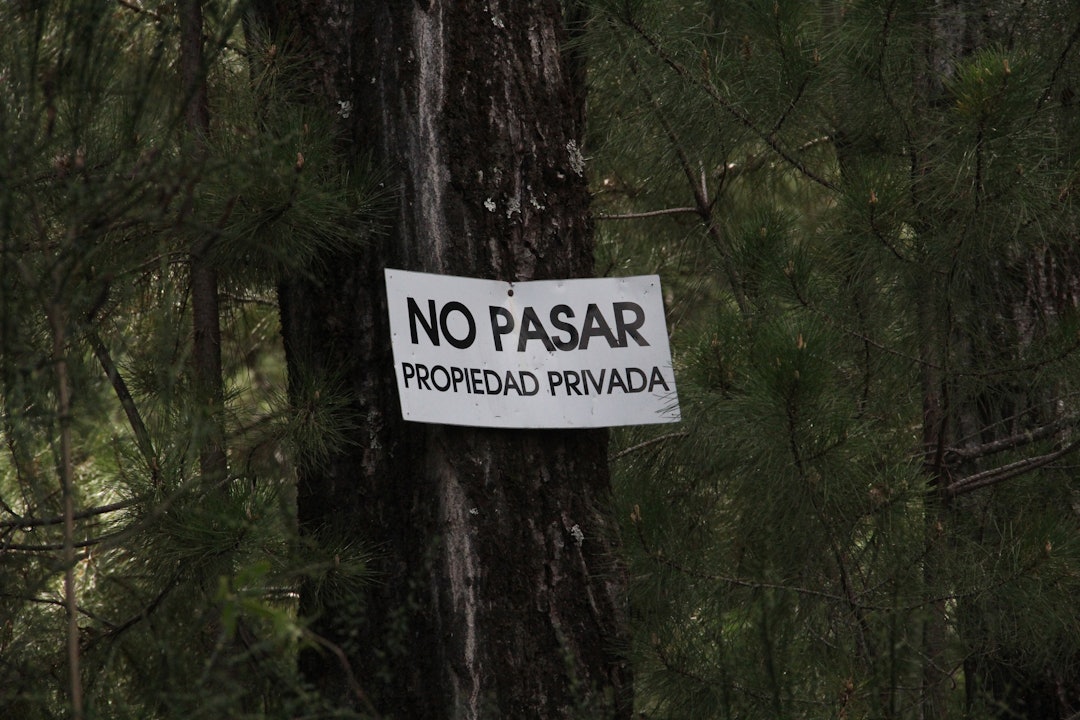 GJENGANGER: Et skilt man ser mye av. Det finnes knapt en eiendom uten. «Ingen adgang, eiendom privat.» GJENGANGER: Et skilt man ser mye av. Det finnes knapt en eiendom uten. «Ingen adgang, eiendom privat.» Foto: Miriam Kristina Mykjåland, Kjell-Harald Myrseth