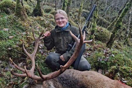 FØRSTE HJORTEN: Veslemøy Østerbø debuterte med kronhjort godt over gjennomsnittet. Foto: Geir Helge Østerbø FØRSTE HJORTEN: Veslemøy Østerbø debuterte med kronhjort godt over gjennomsnittet. Foto: Geir Helge Østerbø