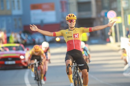 STERK HØST: Her vinner Sakarias Koller Løland den første etappen av Tour of South Bohemia.