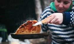 TOSIDIG: Pizzabunnen stekes på begge sider. Deigen er lett og snu hvis du har litt olje i pannen, og passer på at deigen ikke fyller ut hele bunnen. Foto: Ellen Lande Gossner TOSIDIG: Pizzabunnen stekes på begge sider. Deigen er lett og snu hvis du har litt olje i pannen, og passer på at deigen ikke fyller ut hele bunnen. Foto: Ellen Lande Gossner