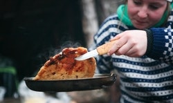 TOSIDIG: Pizzabunnen stekes på begge sider. Deigen er lett og snu hvis du har litt olje i pannen, og passer på at deigen ikke fyller ut hele bunnen. Foto: Ellen Lande Gossner