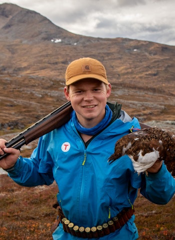RYPE I GODT SKJUL: Denne rypa satt godt i skjul i et kratt bak en stein. Den hadde spist mengder av bær. RYPE I GODT SKJUL: Denne rypa satt godt i skjul i et kratt bak en stein. Den hadde spist mengder av bær.
