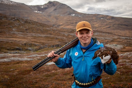 RYPE I GODT SKJUL: Denne rypa satt godt i skjul i et kratt bak en stein. Den hadde spist mengder av bær.