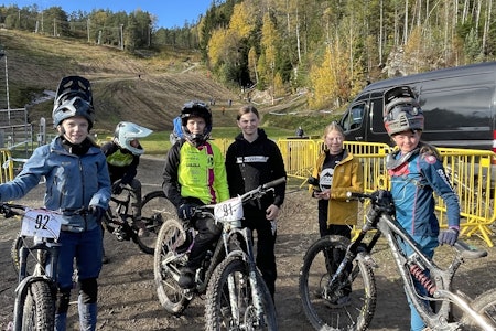 SOLID OPPMØTE: Utforcupen ble avsluttet under strålende forhold i Kjerringåsen. Spesielt gledelig var det at mange utøvere hadde tatt turen ut i bakken. FOTO: Kristine Skeie