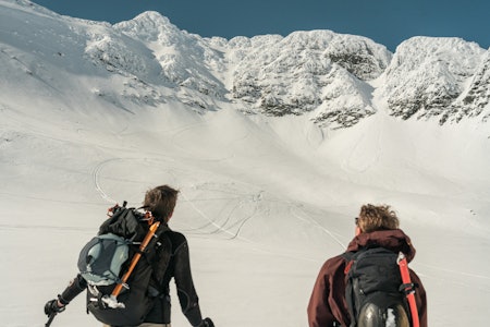 STORSMEDEN: Markus Aase og Herman Knudsen skuer bort på sporene sine ned sørøst-siden av Storsmeden, en trolig førstenedkjøring. Foto: Marius Nilsen STORSMEDEN: Markus Aase og Herman Knudsen skuer bort på sporene sine ned sørøst-siden av Storsmeden, en trolig førstenedkjøring. Foto: Marius Nilsen