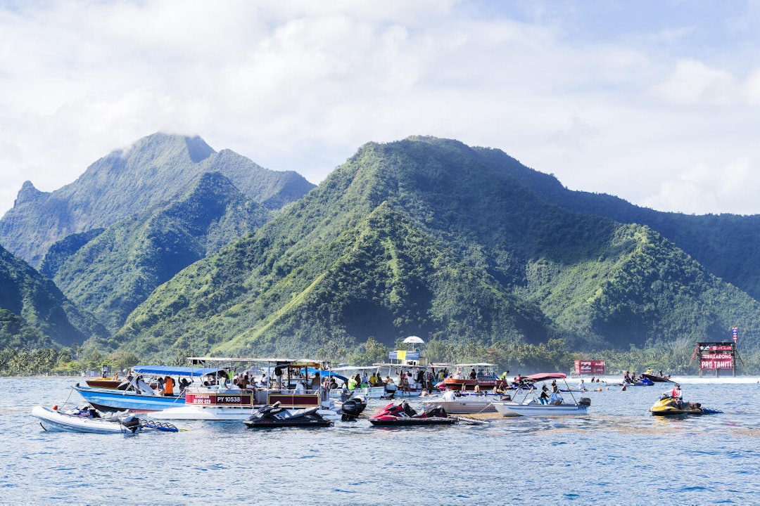 STORSLÅTT NATUR: Det lille stedet på Tahiti trenger store oppgraderinger for å bli klar til OL. Hvor publikum skal oppholde seg, er også en pågående diskusjon. Svaret vil uansett være flytende. Foto: WSL / Kelly Cestari