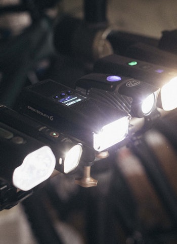 DE BESTE SYKKELLYSENE: Vi har testet oss gjennom en rekke sykkellys for å finne den beste. Foto: Kristoffer H. Kippernes. sykkellys test 2023