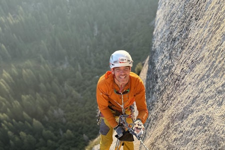 FORNØYD: Andreas på vei til standplass på South Face på El Capitan. Foto Jan Eivind Danielsen