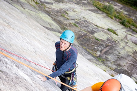 FØLGER PÅ: Ralph Høibakk (med blå hjelm) og Jo Nesbø på de nokså karakterbyggende svaene på Den Hvite Stripa. Foto: Hanna Jordan FØLGER PÅ: Ralph Høibakk (med blå hjelm) og Jo Nesbø på de nokså karakterbyggende svaene på Den Hvite Stripa. Foto: Hanna Jordan