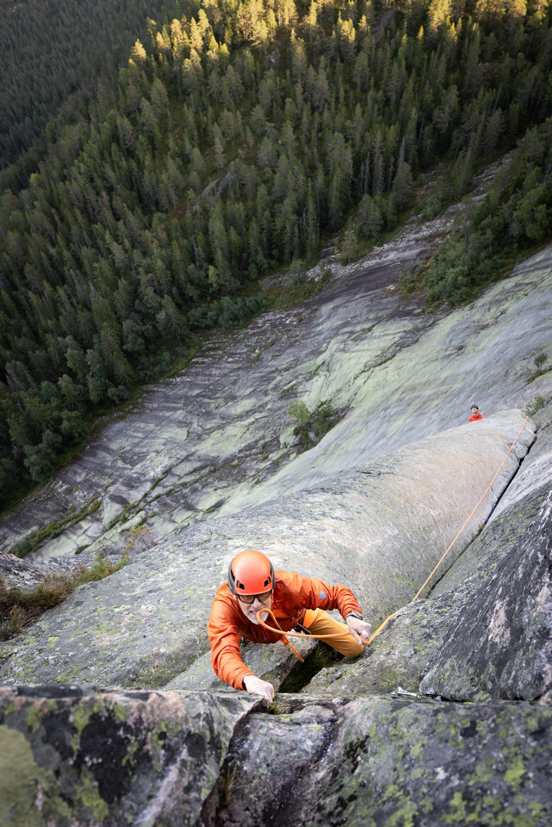 TRADNISSE: Etter å ha nådd toppen firte Jo Nesbø seg ned og ledet den siste taulengden. Foto: Hanna Jordan