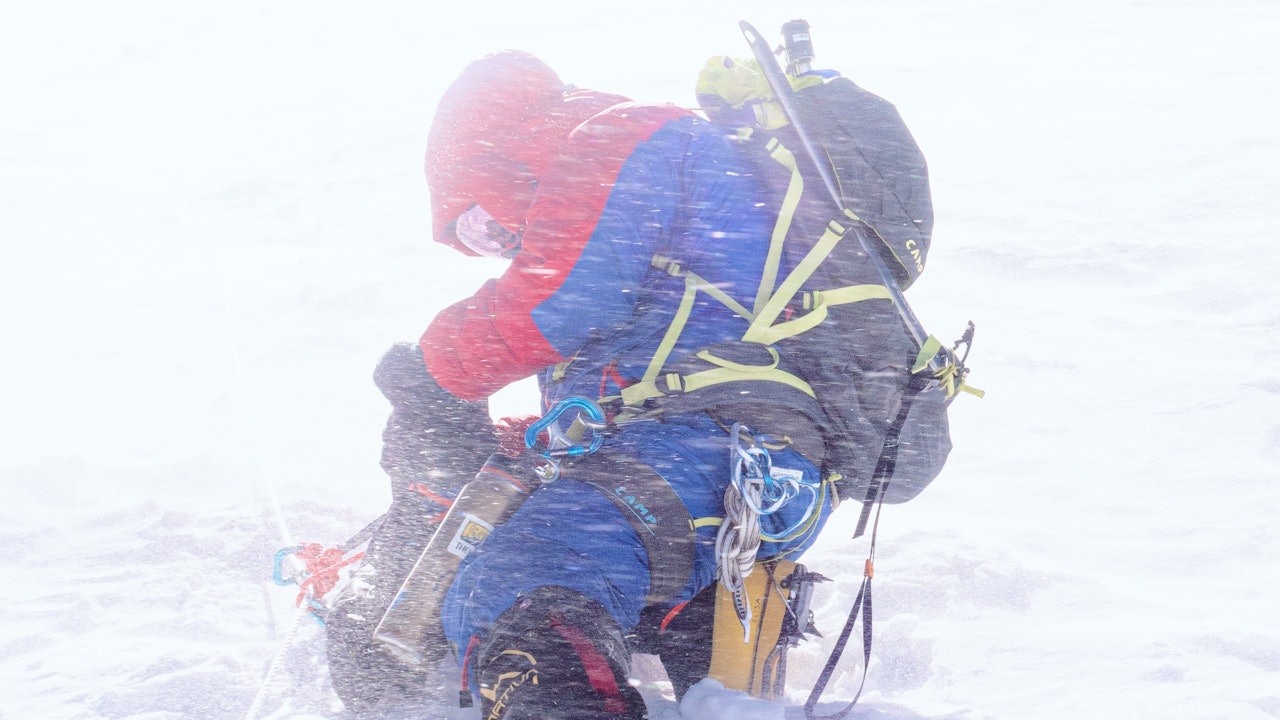 – Jeg liker ikke å gi meg, men jeg hadde ikke sett noe 100 meter opp uansett, og jeg måtte holde på kreftene jeg hadde. Når en er på toppen, er en tross alt halvveis. Jeg velger å sitere Scott Fischer her: «It’s not about the altitude but the attitude.» – Jeg liker ikke å gi meg, men jeg hadde ikke sett noe 100 meter opp uansett, og jeg måtte holde på kreftene jeg hadde. Når en er på toppen, er en tross alt halvveis. Jeg velger å sitere Scott Fischer her: «It’s not about the altitude but the attitude.»