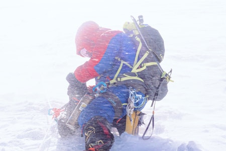– Jeg liker ikke å gi meg, men jeg hadde ikke sett noe 100 meter opp uansett, og jeg måtte holde på kreftene jeg hadde. Når en er på toppen, er en tross alt halvveis. Jeg velger å sitere Scott Fischer her: «It’s not about the altitude but the attitude.» – Jeg liker ikke å gi meg, men jeg hadde ikke sett noe 100 meter opp uansett, og jeg måtte holde på kreftene jeg hadde. Når en er på toppen, er en tross alt halvveis. Jeg velger å sitere Scott Fischer her: «It’s not about the altitude but the attitude.»