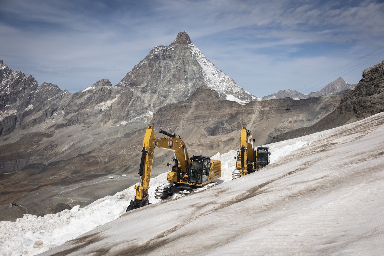 OPPSIKTSVEKKENDE: Gravemaskiner i aksjon på en krympende isbre i Zermatt vekker sterke reaksjoner. Gravingen ble gjort for å lage trasé til verdenscuprunder i utfor og super-g i november. Foto: Sébastien Anex/ 20minutes.ch