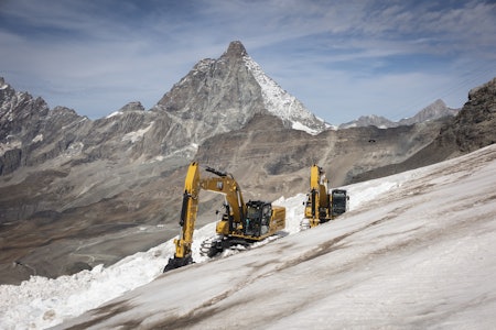 OPPSIKTSVEKKENDE: Gravemaskiner i aksjon på en krympende isbre i Zermatt vekker sterke reaksjoner. Gravingen ble gjort for å lage trasé til verdenscuprunder i utfor og super-g i november. Foto: Sébastien Anex/ 20minutes.ch OPPSIKTSVEKKENDE: Gravemaskiner i aksjon på en krympende isbre i Zermatt vekker sterke reaksjoner. Gravingen ble gjort for å lage trasé til verdenscuprunder i utfor og super-g i november. Foto: Sébastien Anex/ 20minutes.ch