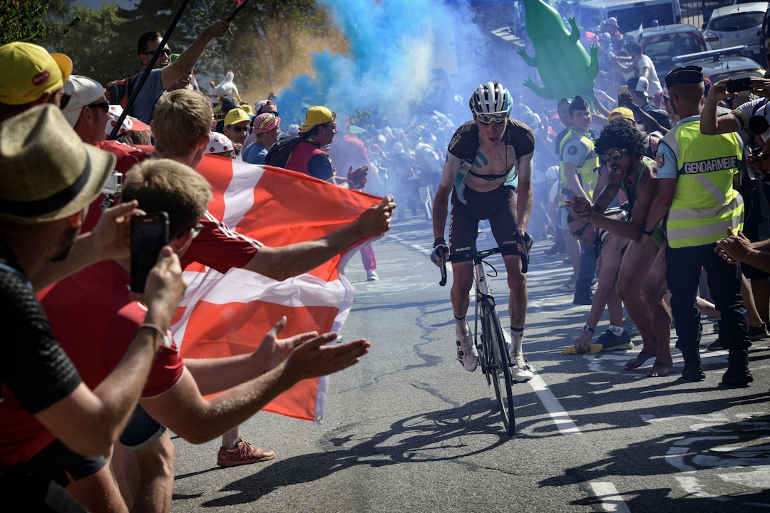 PUBLIKUMSFAVORITT: Fansen elsker Alpe d'Huez og går bananas når rytterne kommer. Her Romain Bardet i 2018. Foto: Cor Vos