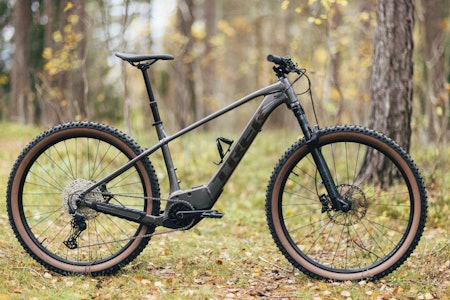 BILLIG, MEN BRA?: Kan du slippe unna med snaut 40 000, og bare en dempegaffel foran og samtidig ha det moro? Foto: Kristoffer H. Kippernes. trek marlin+ 8 test