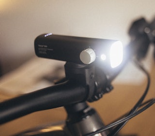 SPENNENDE SYKKELLYS: Svenske Bookman har laget sykkellykter med en litt annen tilnærming. Nemlig: Skru-knotter. Foto: Kristoffer H. Kippernes. bookman volume 800 test