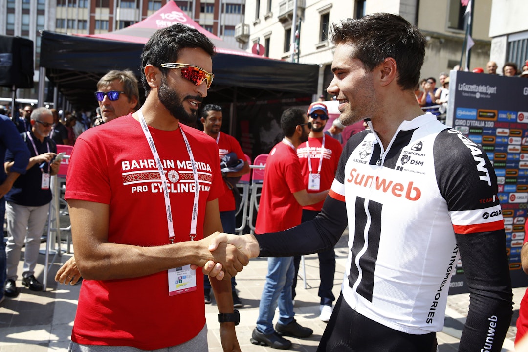 MANNEN BAK: Prins Nasser, her med Tom Dumoulin under Giro d'Italia 2017, er mannen bak sykkellaget Bahrain Victorious. Han har blant annet mistet sin diplomatiske identitet i Storbritannia for sterke anklager om brudd på menneskerettighetene i Bahrain. Foto: Cor Vos