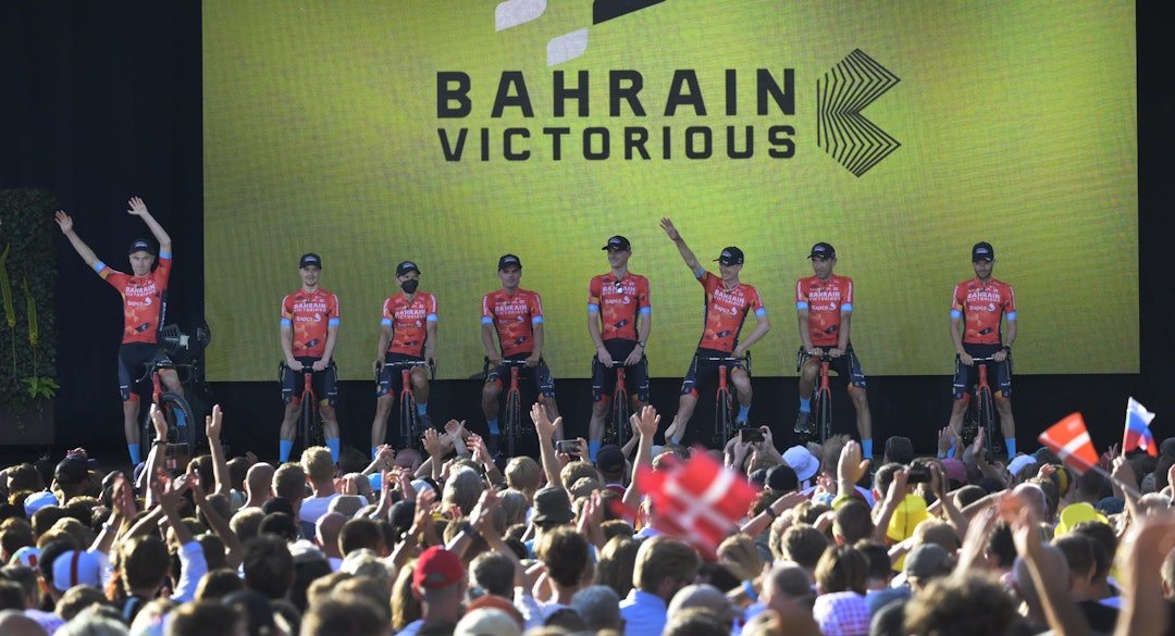 ET AV DE STORE LAGENE: Bahrain Victorious på scenen under Tour de France-åpningen i Danmark. Kun dager i forveien aksjonerte politi i flere land mot personer som er knyttet til satsinga. FOTO: Cor Vos
