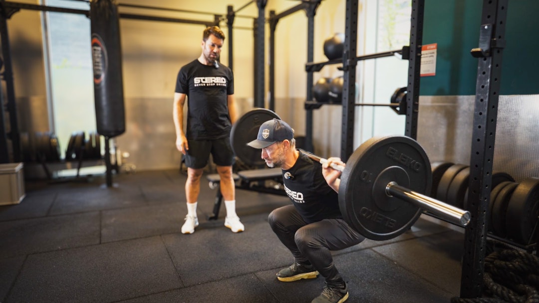 FERSKVARE: For 30 år siden hadde Kjetil André Aamodt pers på 225 kilo i knebøy. – Nå er det mye gamle muskelfiber som ligger dødt, kommenterer alpinlegenden.