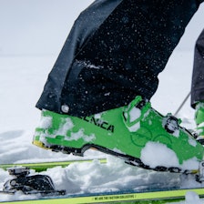 RANDONEE SKO: Vi har testet toppturstøvler og randonee sko i forskjellige vektklasser. Foto: Martin Innerdal Dalen grønne randonee sko i binding på snøen