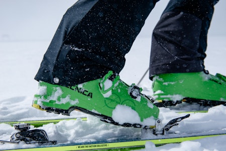 RANDONEE SKO: Vi har testet toppturstøvler og randonee sko i forskjellige vektklasser. Foto: Martin Innerdal Dalen grønne randonee sko i binding på snøen