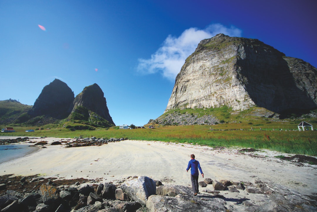 STARTER PÅ STRANDEN: Turen opp til Trænstaven går fra strandkanten og opp på motsatt side av den iøyenfallende fjellveggen som reiser seg over husene på Sanna. Foto: Matti Bernitz Pedersen trænstaven strand sanna