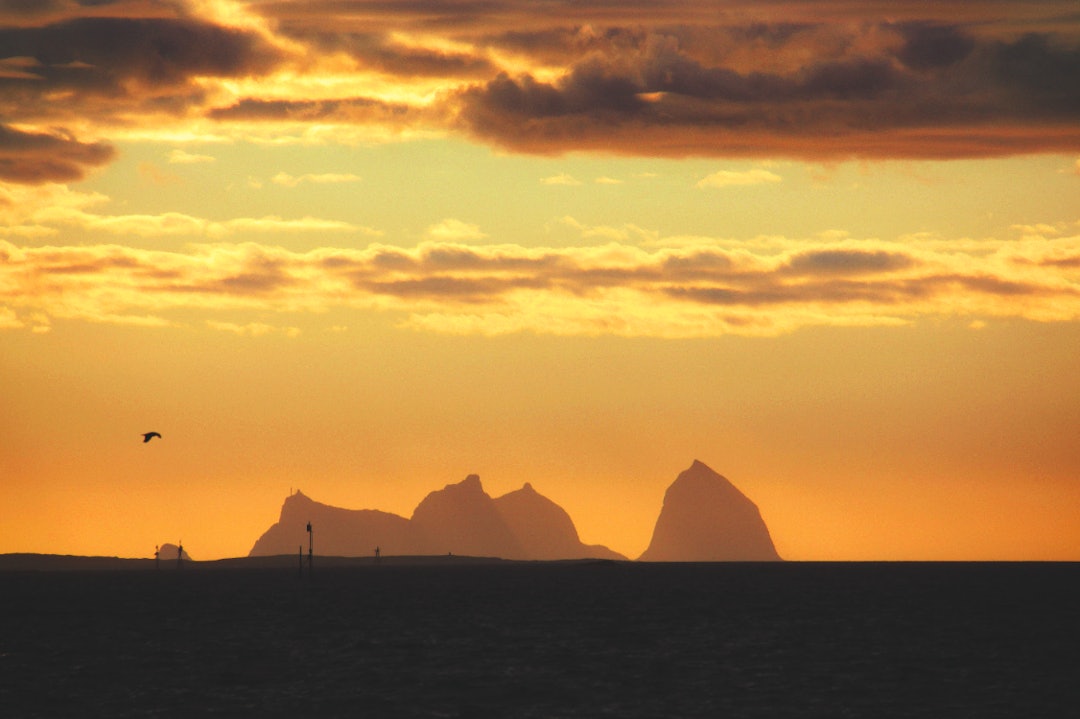 KVELDSLYS: Utsikt mot Trænstaven (til høyre) fra hurtigbåten på vei fra Lovund til Træna. Foto: Matti Bernitz Pedersen 1