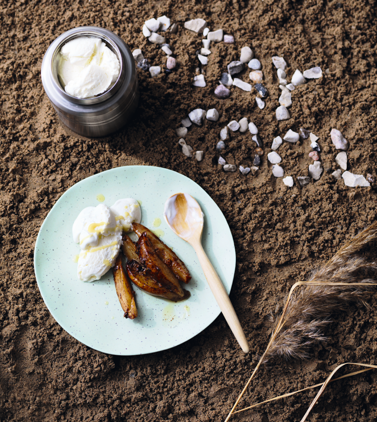NAM: Ingefærstekte epler med is, med en turvri. ingefærstekte epler eller pærer med is