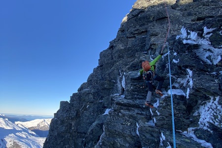 FJELLKLATRING: Sesongen på Romsdalshorn er ikke over, den er bare litt annerledes. I helgen var det fine forhold, og rappellfestene i nordveggen er gravd fram. Foto: Asgeir Rusti